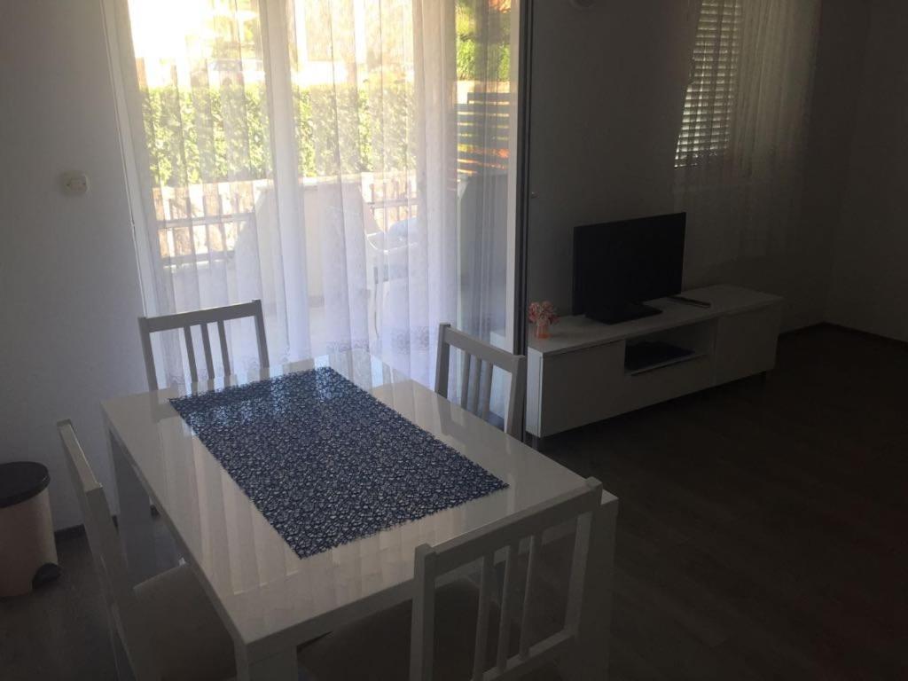 Apartmani Ana Малинска Экстерьер фото