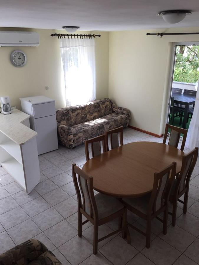 Apartmani Ana Малинска Экстерьер фото